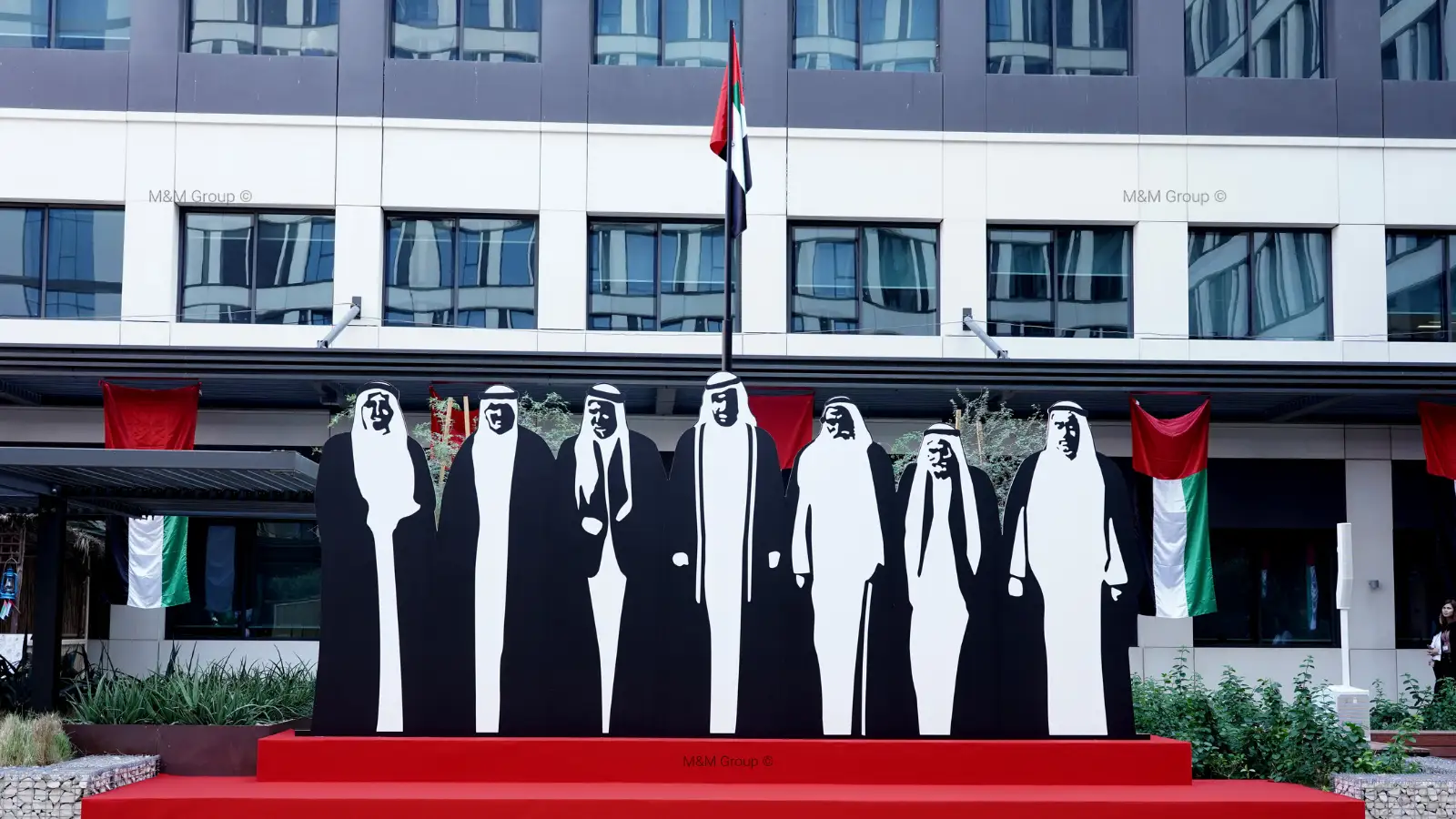 خلفية روح الاتحاد مع علم الإمارات ضمن احتفال flydubai باليوم الوطني الإماراتي الـ51 في دبي